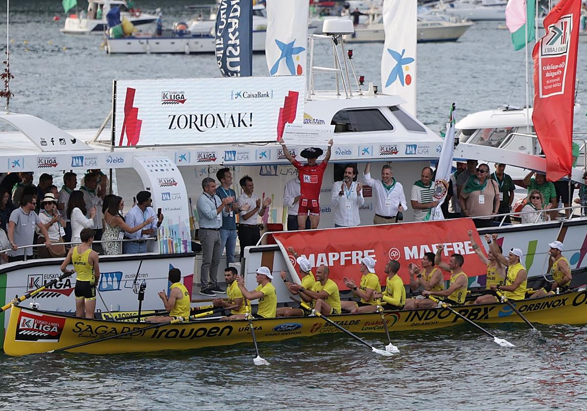 La tripulación de Orio celebra el triungo en aguas de Hondarribia.
