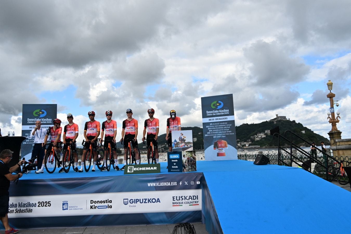 La salida de la Clásica San Sebastián 2025, en imágenes