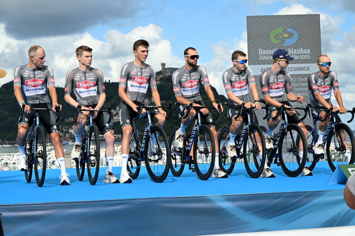 La salida de la Clásica San Sebastián 2025, en imágenes