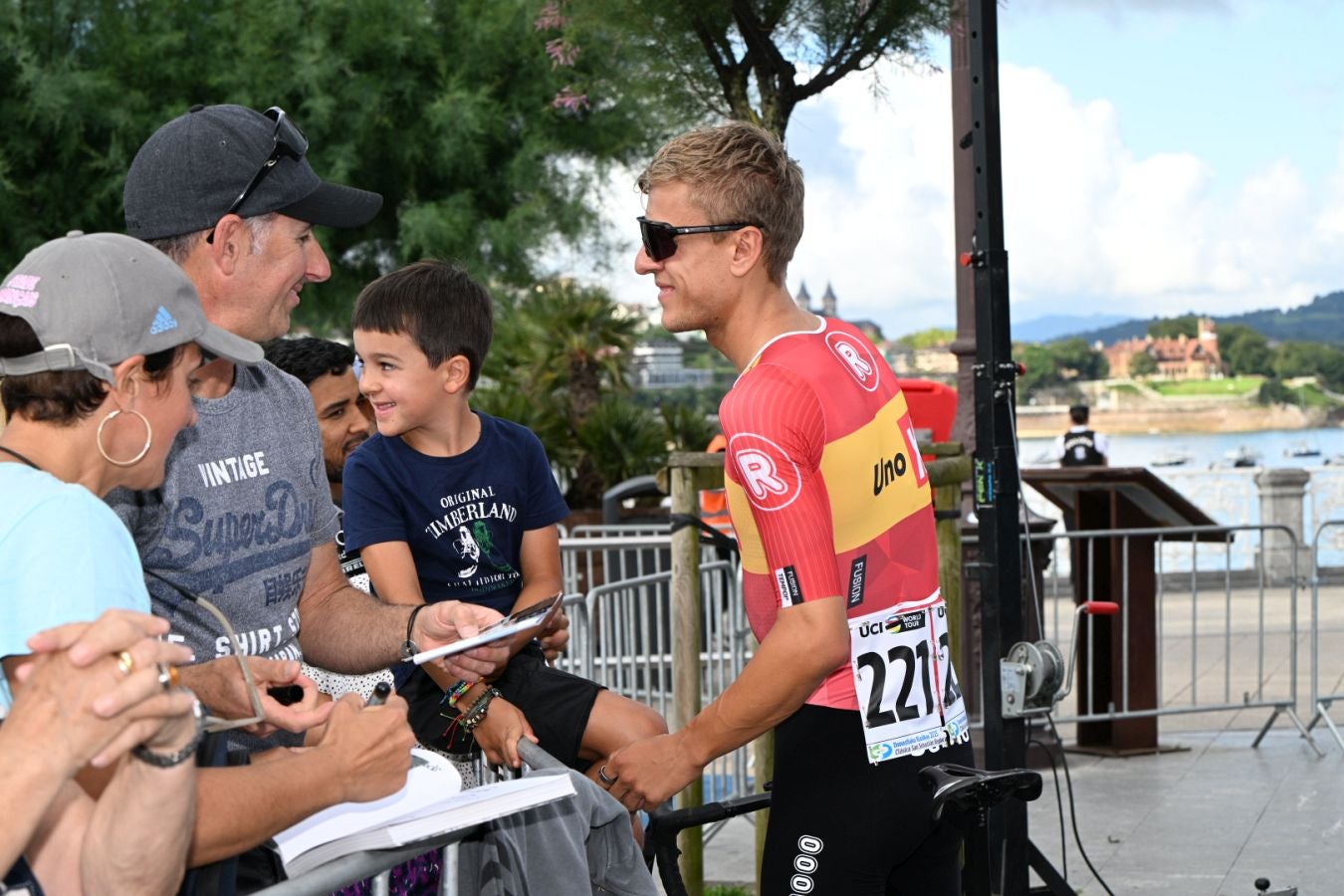 La salida de la Clásica San Sebastián 2025, en imágenes