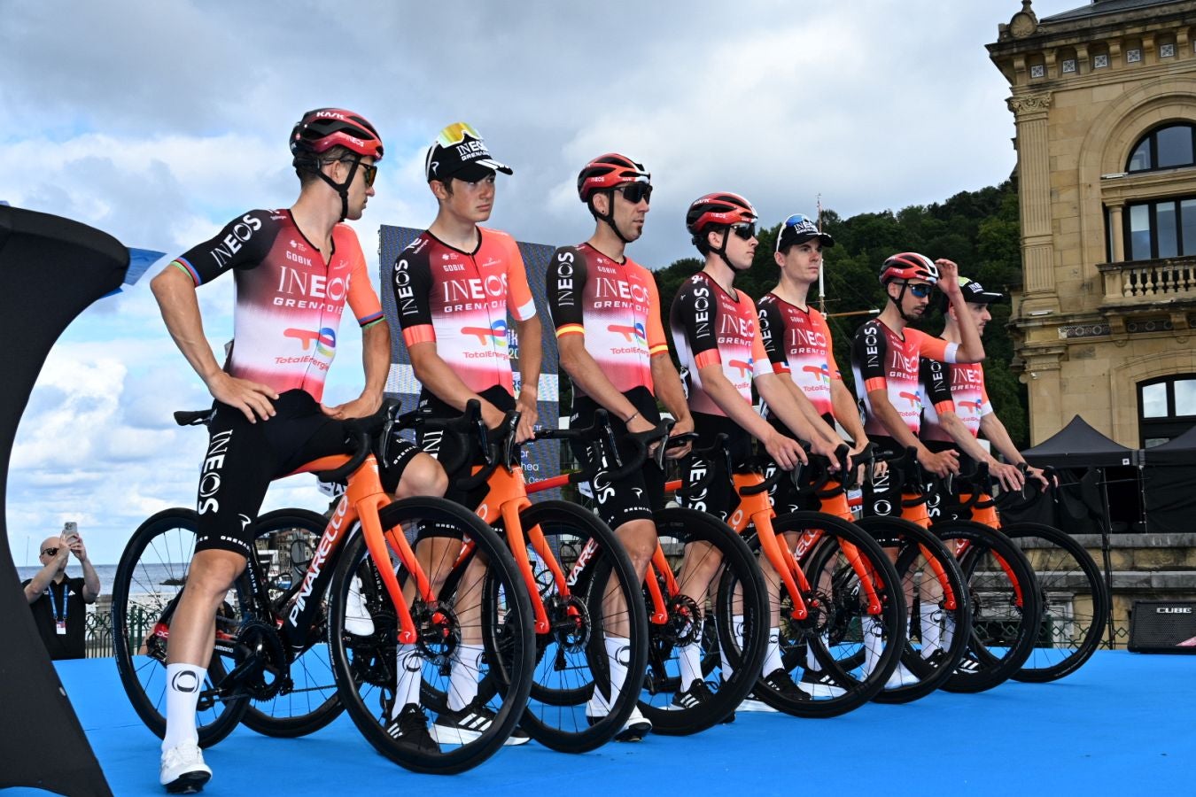 La salida de la Clásica San Sebastián 2025, en imágenes