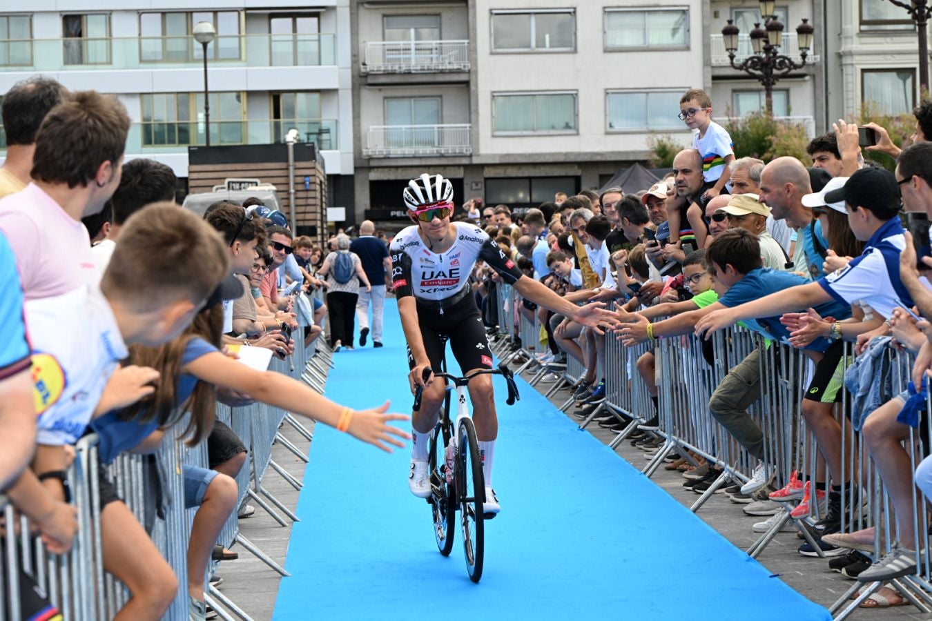 La salida de la Clásica San Sebastián 2025, en imágenes