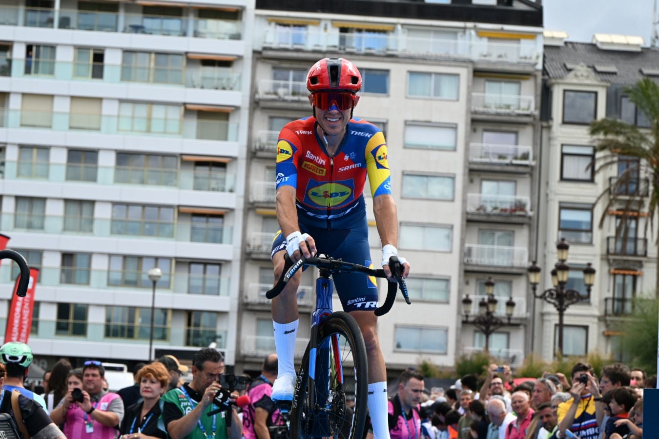 La salida de la Clásica San Sebastián 2025, en imágenes