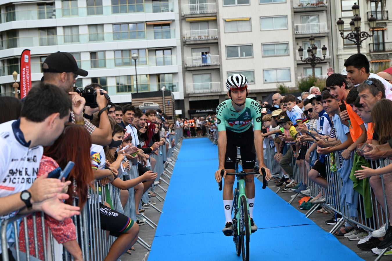 La salida de la Clásica San Sebastián 2025, en imágenes