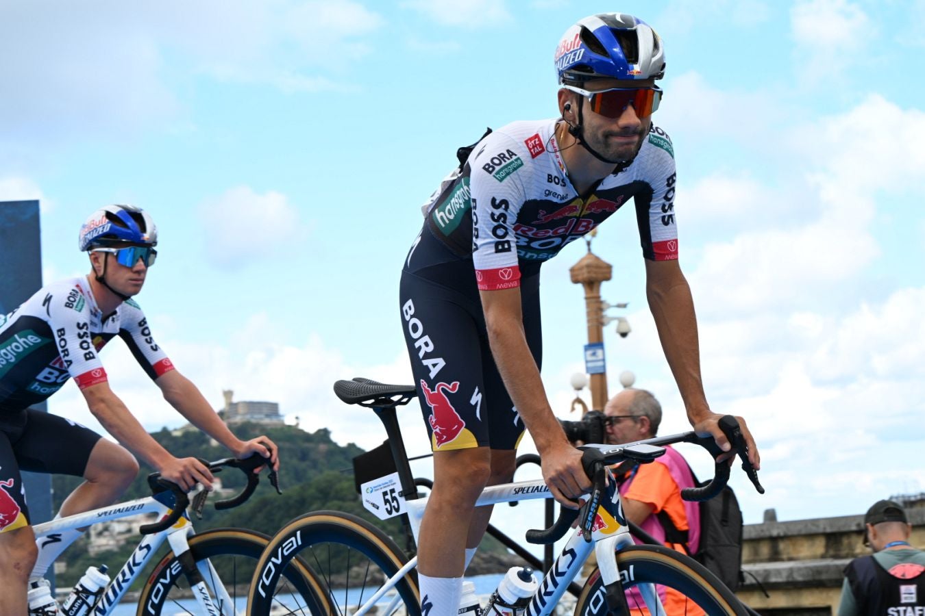 La salida de la Clásica San Sebastián 2025, en imágenes