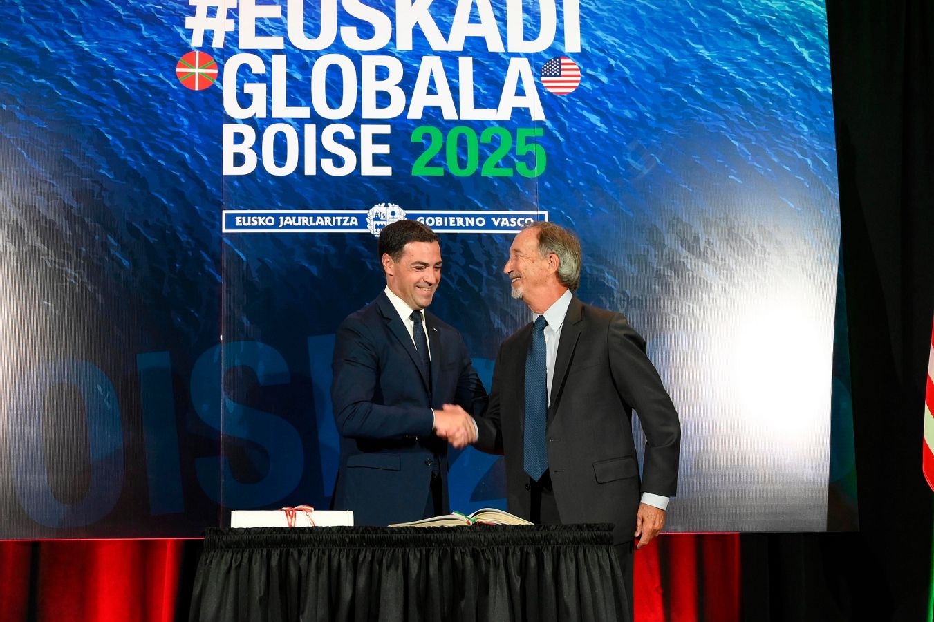 Carmelo Larrauri recibe el premio &#039;Lagun Onari&#039;