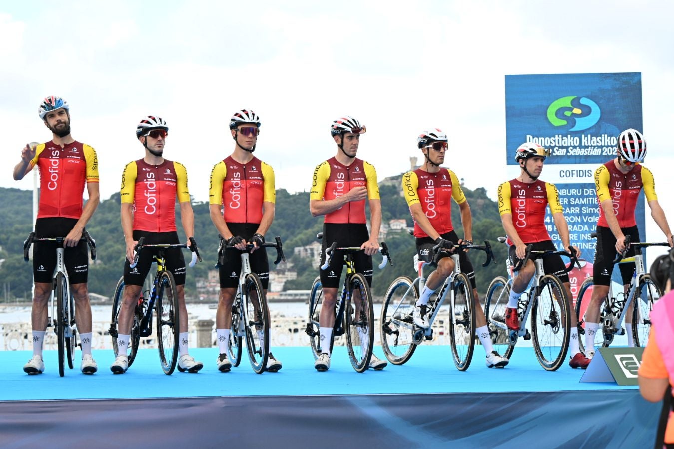 La salida de la Clásica San Sebastián 2025, en imágenes