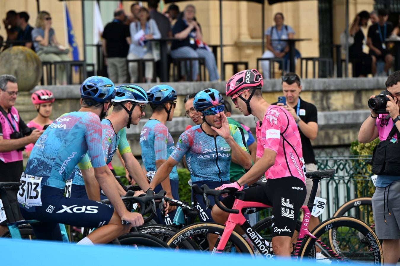 La salida de la Clásica San Sebastián 2025, en imágenes