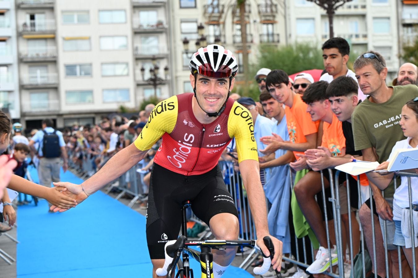 La salida de la Clásica San Sebastián 2025, en imágenes