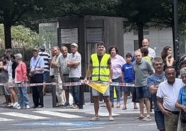Abraham Olano, con chaleco reflectante, como voluntario de la Clásica.