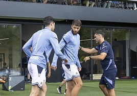 Caleta-Car no jugó, pero sí realizó ejercicios de calentamiento en la banda.