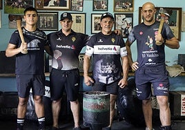 Jakes (Izeta V), Hodei (Izeta IV), Joxerramon (Izeta II) y Andoni (Izeta VI), en el caserío.