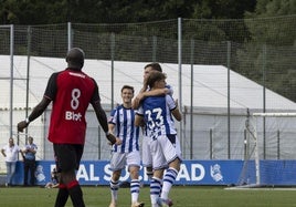Rupérez celebra con Sucic su primer gol como realista.