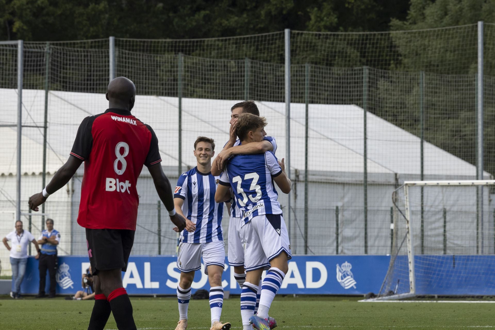 Rupérez celebra con Sucic su primer gol como realista.
