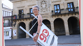 Txaro Tomasena no ha parado desde su jubilación: cruzó el Estrecho de Gibraltar a nado y su siguiente reto es ir de Lanzarote a Fuerteventura.