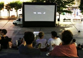El cine al aire libre concita, todos los años, el interés de muchas personas que asisten a las sesiones desde el graderio de Txantxa Zelai.