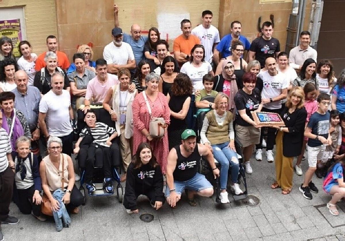 Miembros de la asociación Juneren Hegoak, varias de las familias que la integran y diferentes colaboradores.