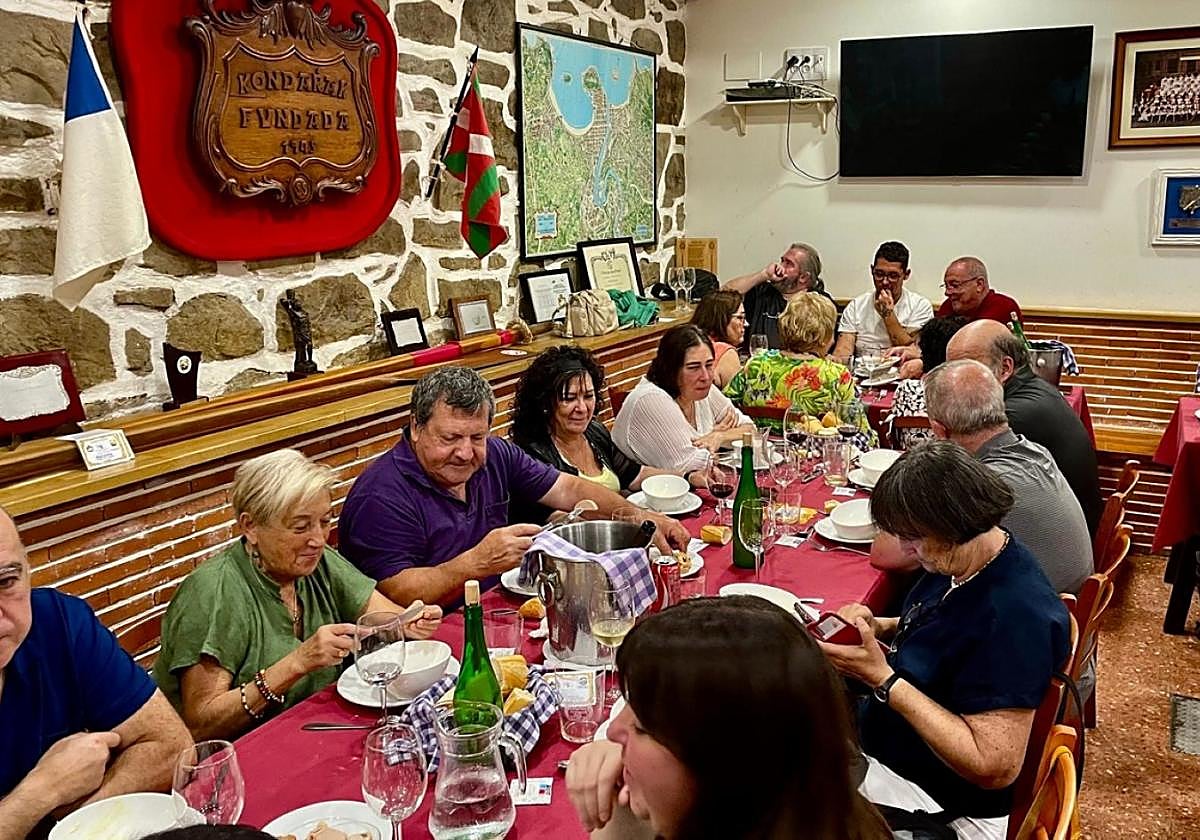 Excelente ambiente en la comida de la sociedad Kondarrak.