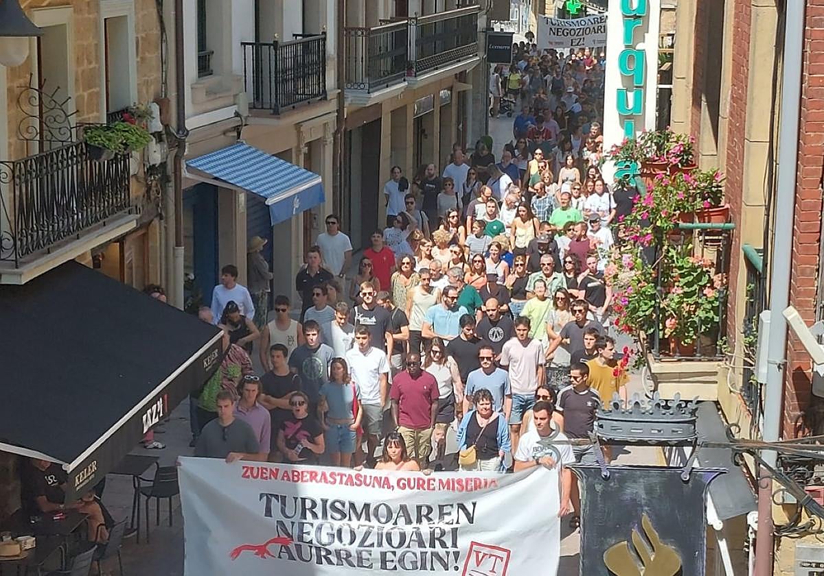 Varios cientos de personas recorrieron ayer al mediodía las calles del centro de Zarautz.