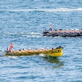 La trainera de Orio boga por delante de la de Urdaibia en Lekeitio.
