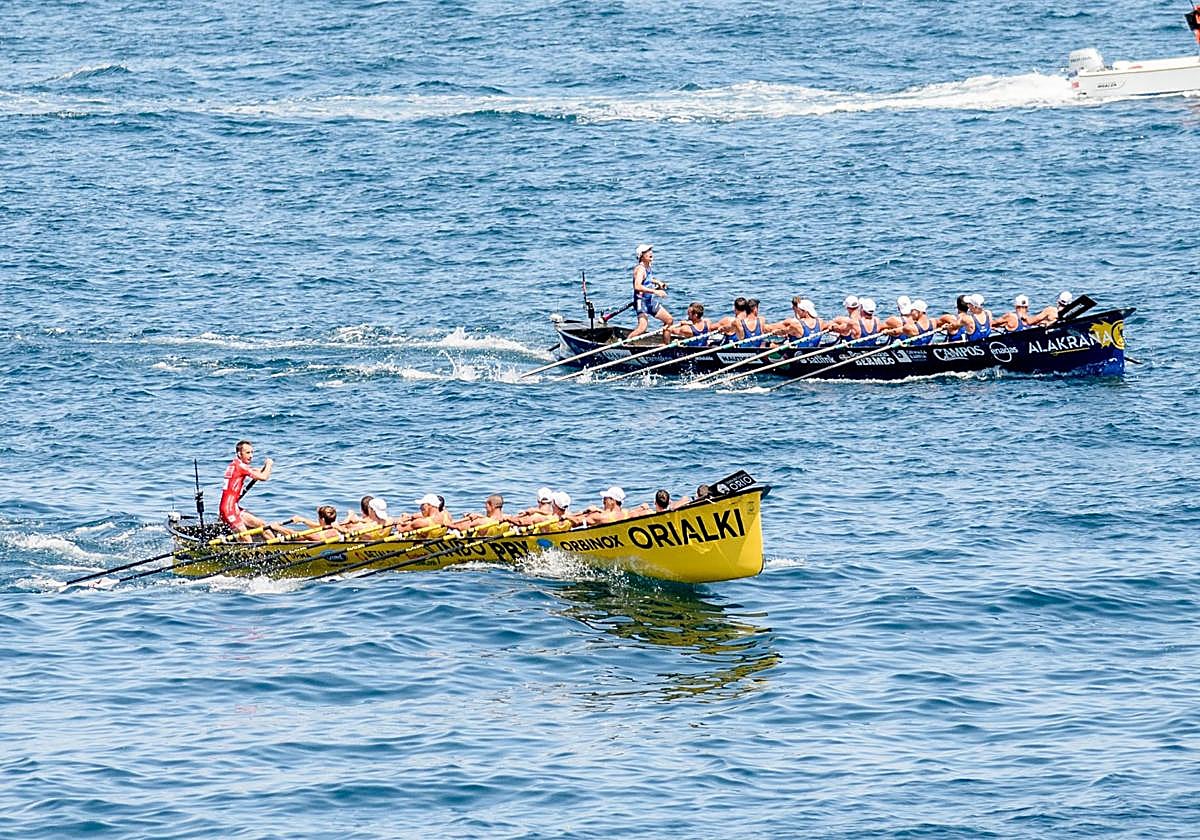 La trainera de Orio boga por delante de la de Urdaibia en Lekeitio.