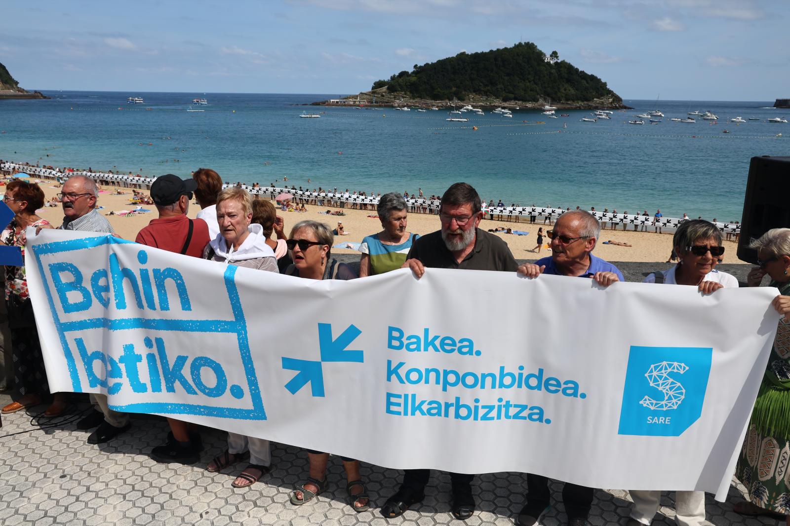 Movilización celebrada en la playa de Ondarreta, tanto en el paseo como en la orilla.
