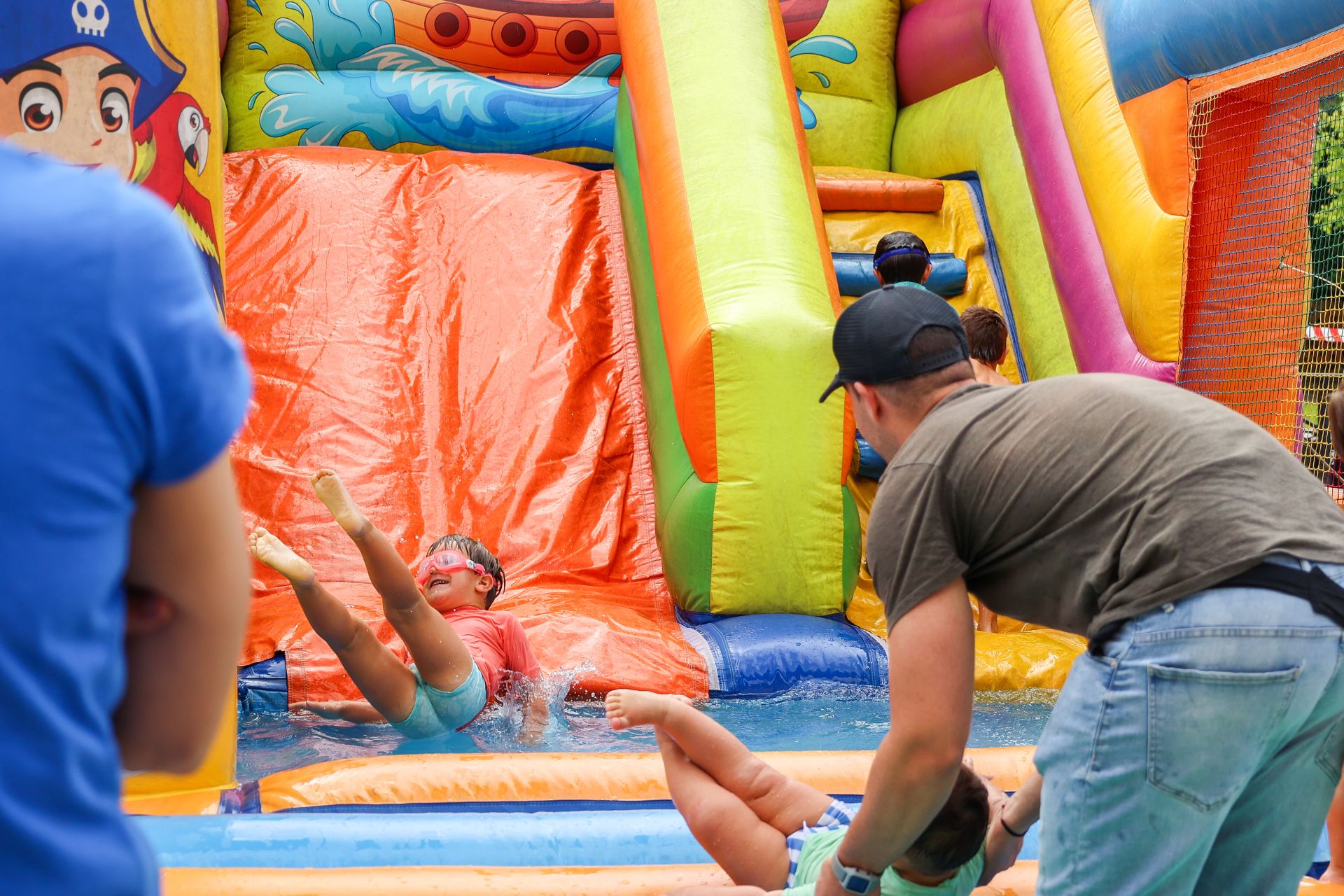 Danzas, cantos y atracciones acuáticas en el día de San Esteban