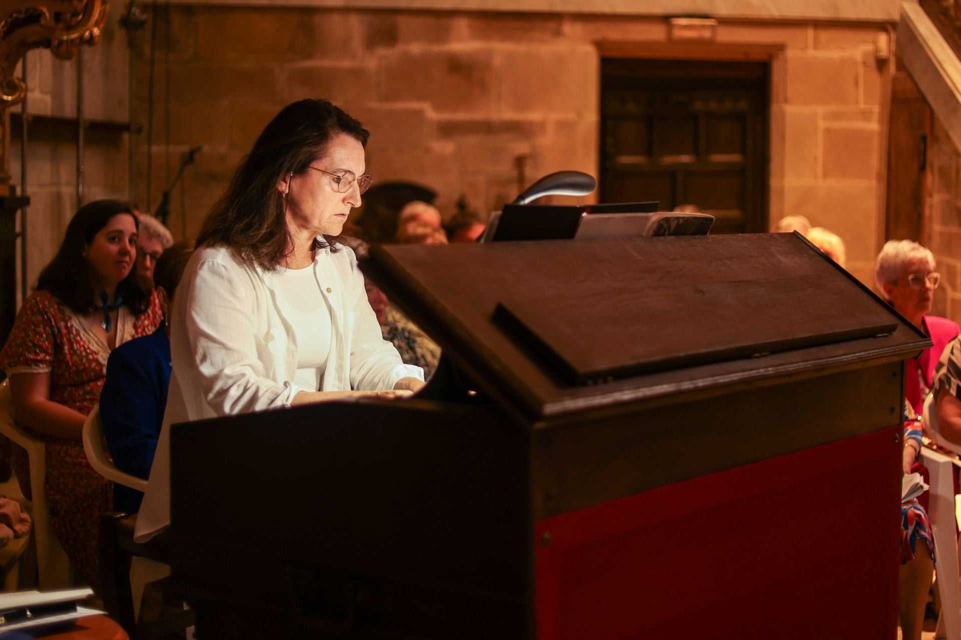Danzas, cantos y atracciones acuáticas en el día de San Esteban