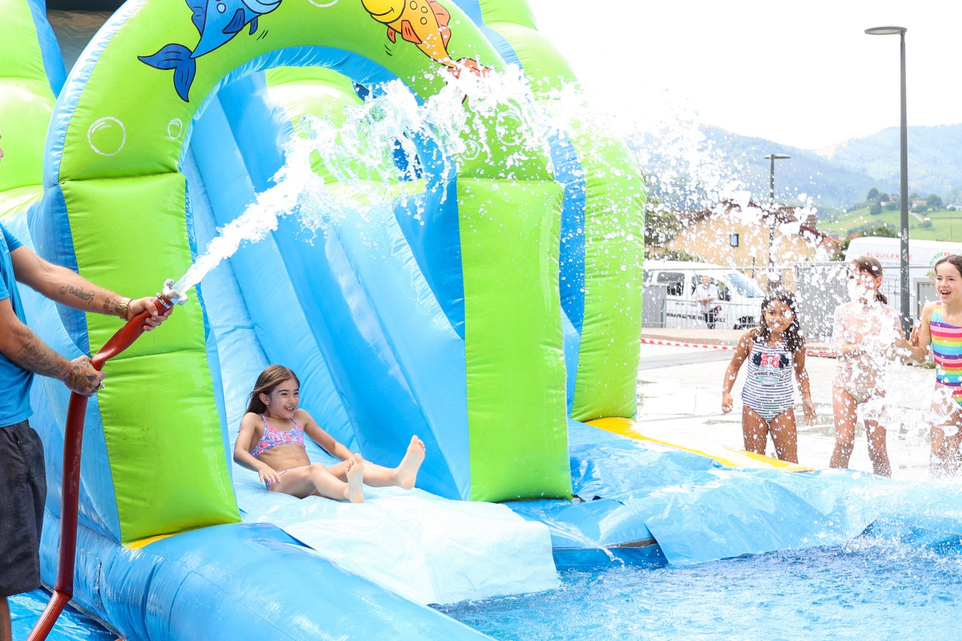Danzas, cantos y atracciones acuáticas en el día de San Esteban