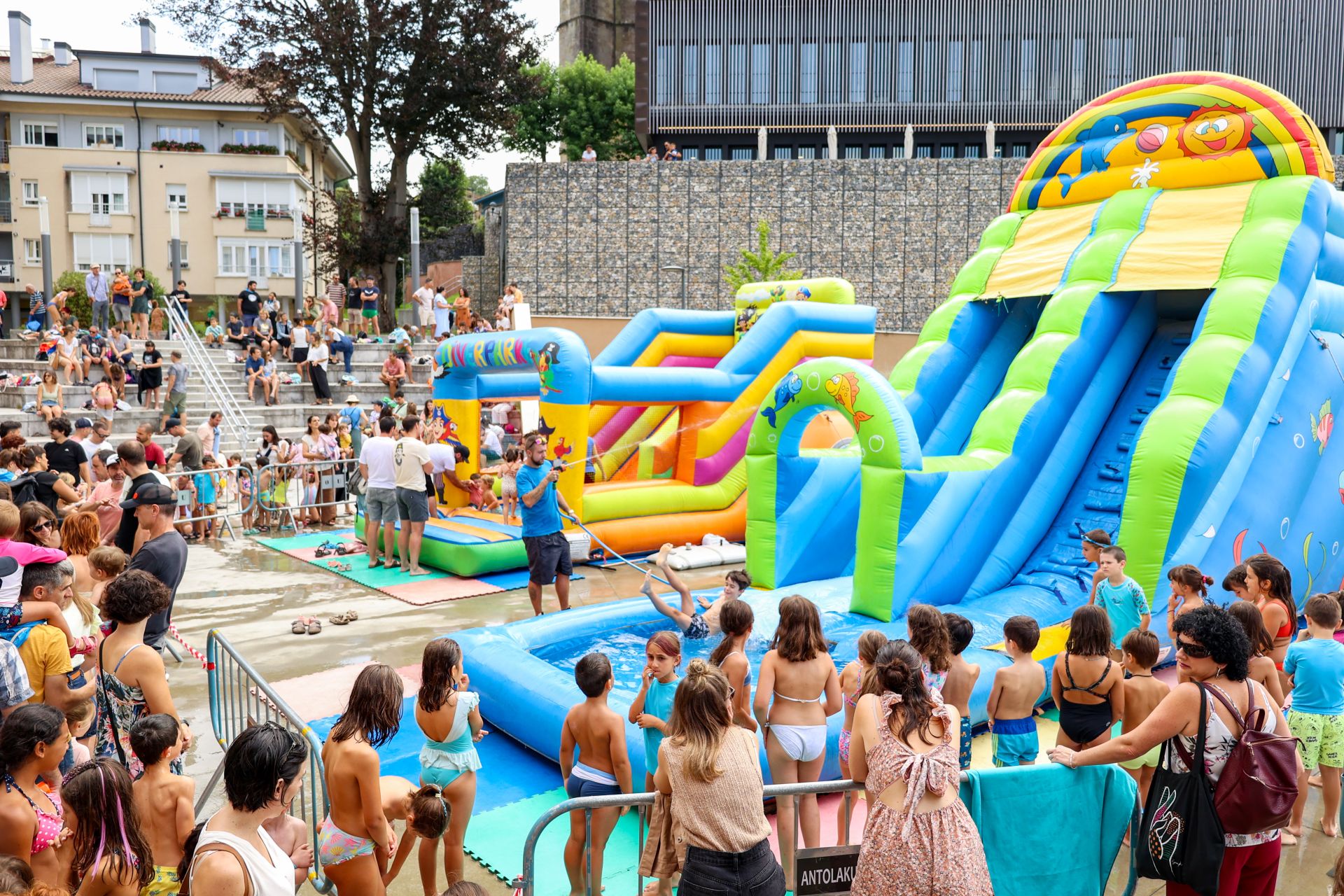Danzas, cantos y atracciones acuáticas en el día de San Esteban