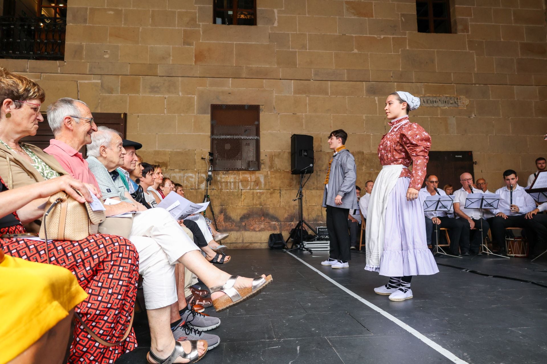 Danzas, cantos y atracciones acuáticas en el día de San Esteban