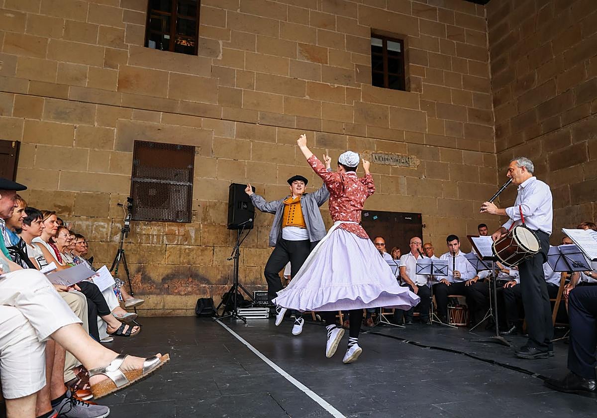 Danzas, cantos y atracciones acuáticas en el día de San Esteban