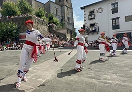 Onintza Zapiain Abuin tira de sus compañeras en la Bordondantza de Bera.