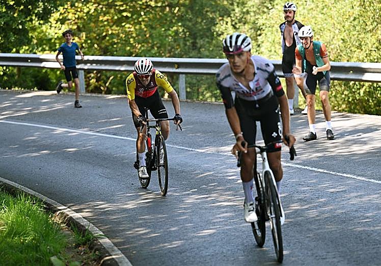 Alex Aranburu trata de salir al ataque de Del Toro.