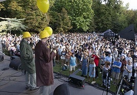 El dúo barcelonés Hidrogenesse fue el encargado de cerrar el escenario principal, con su divertida propuesta, en el multitudinario domingo de Cristina Enea.