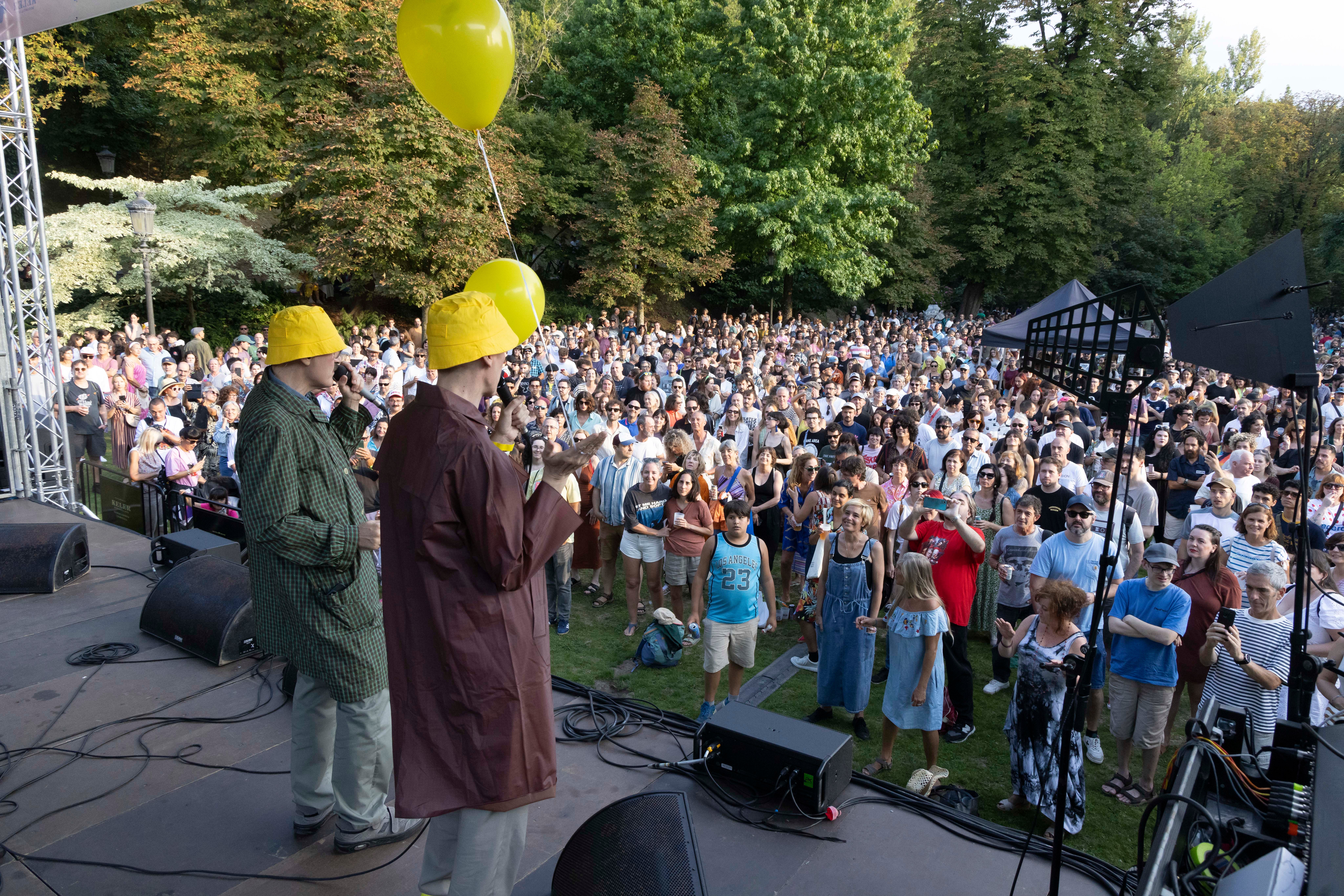 El dúo barcelonés Hidrogenesse fue el encargado de cerrar el escenario principal, con su divertida propuesta, en el multitudinario domingo de Cristina Enea.