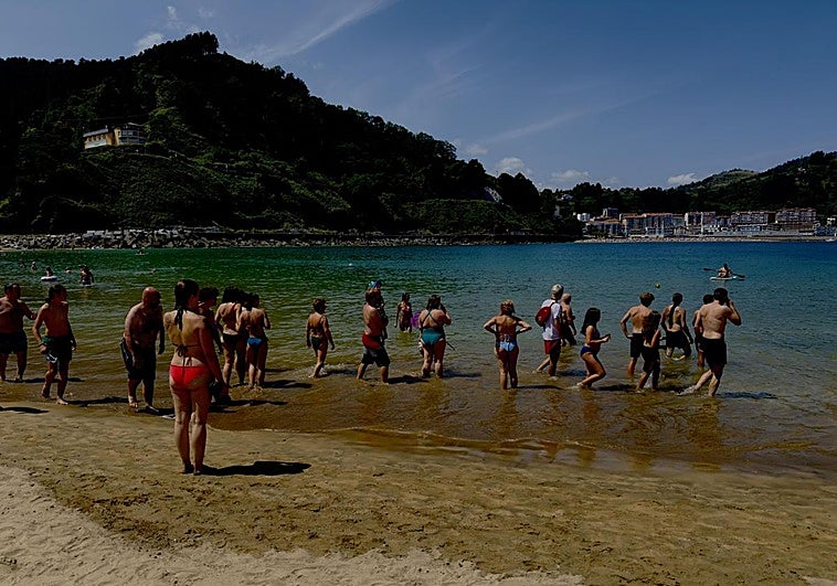 Bañistas en el agua en Saturraran.