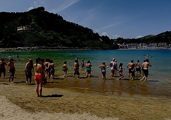 Bañistas en el agua en Saturraran.