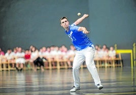 Martxel Iztueta maravilla en el frontón Eztegara de Bera con una actuación de zaguero de postín.