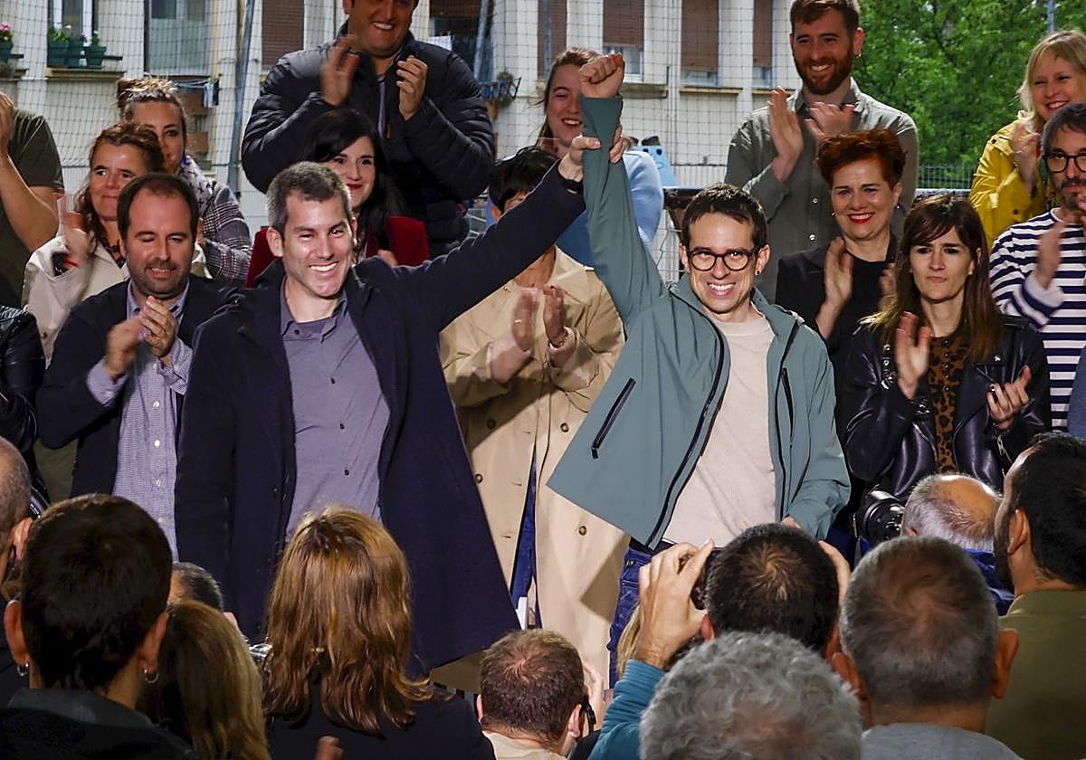 Arkaitz Rodriguez y Pello Otxandiano, en un acto electoral en Andoain en abril de 2024.