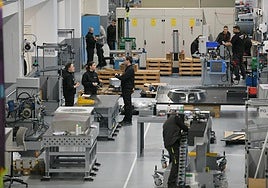 Varios operarios trabajan ayer en una empresa industrial guipuzcoana.