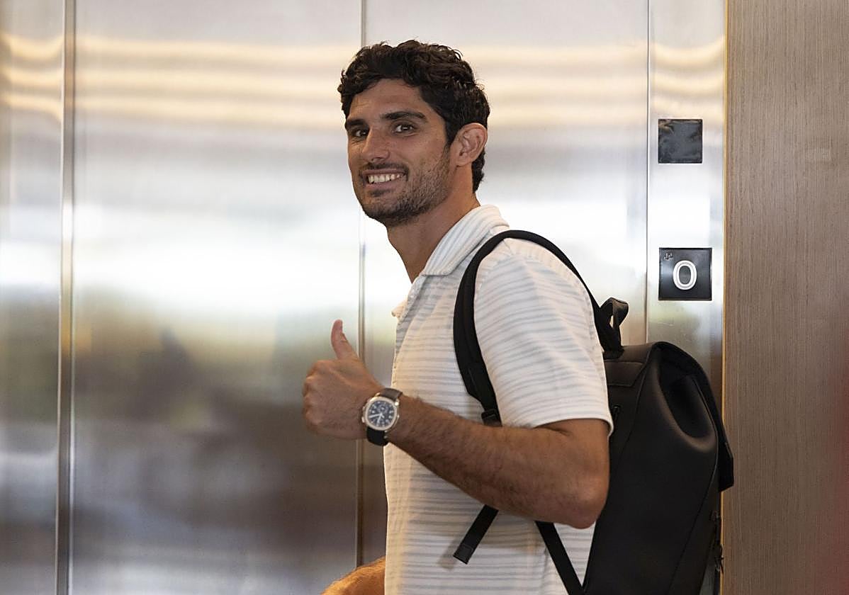 Guedes posa sonriente ayer en el hotel Costa Vasca