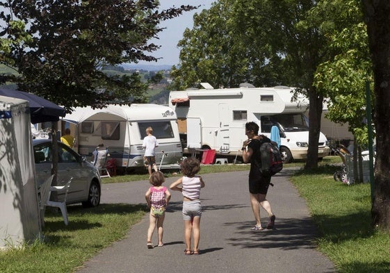 Imagen de una familia en el Gran Camping Zarautz
