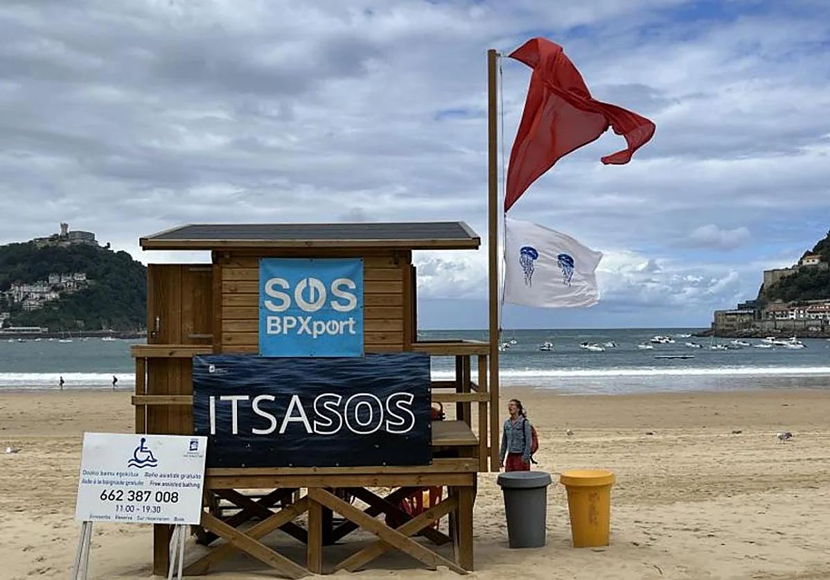 Bandera con el aviso de medusas y carabelas portuguesas en la playa de La Concha