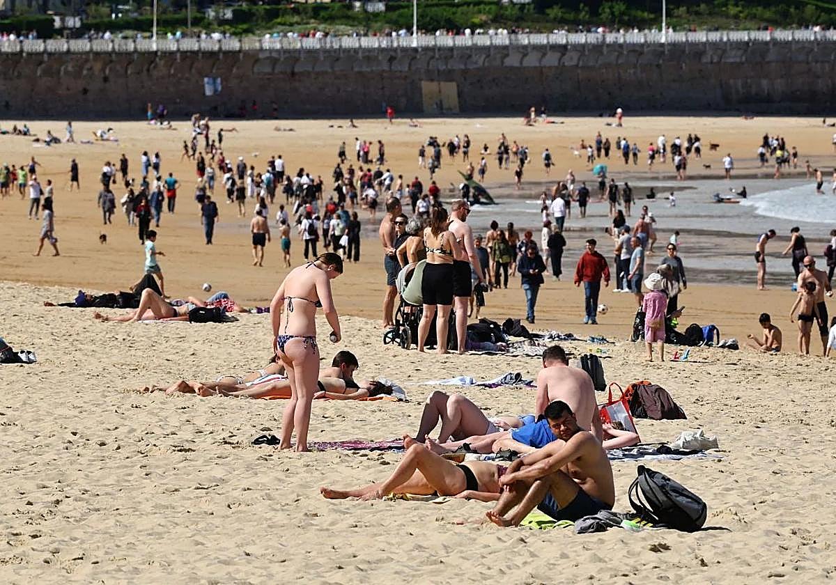 Los bañitas disfrutan de un día de calor en La Concha.