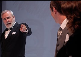 Fernando Guillén Cuervo encarnando al abogado Wilfrid Robarts en la obra de Agatha Christie, 'Testigo de cargo'.