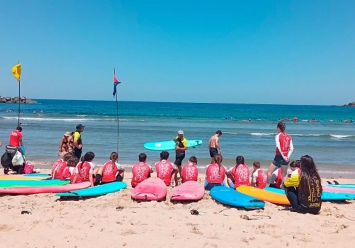 Participantes durante una de las salidas para practicar surf en Donostia.