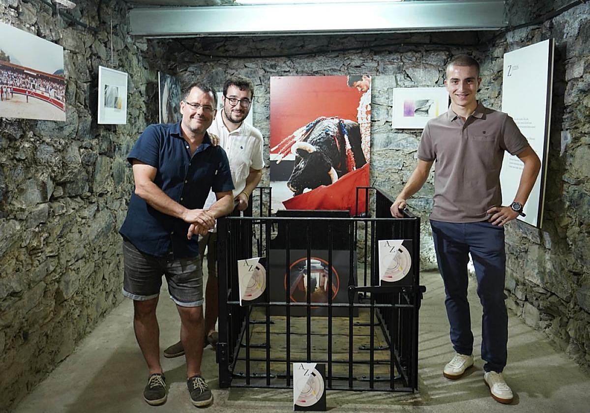 Pablo, Ignacio eta Aritz azpeitiko zezen plazako leku kondairazkoan, ahariak pisatzen ziren koban.