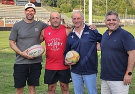 Mikel Larrañaga, presidente del Zarautz Rugby Taldea, Facundo Orive, entrenador de los delanteros, Francois Meyrans, nuevo entrenador, e Iñaki Zaldua, presidente del Bera Bera Rugby.