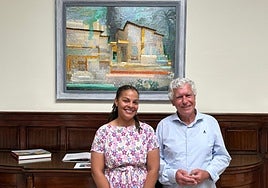 La cónsul de USA en Barcelona Lia Miller con Ángel Uranga y detrás la pintura 'Coats shadow' del pintor zarauztarra.